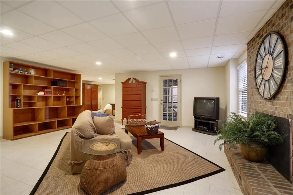 2360 Kimbrough Court, Sandy Springs, Georgia 30350, 6 Bedrooms Bedrooms, ,5 BathroomsBathrooms,Residential,Sold,2360 Kimbrough Court,5650983