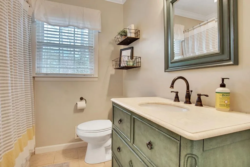6463 Whispering Trail, Sandy Springs, Georgia 30328, 4 Bedrooms Bedrooms, ,3 BathroomsBathrooms,Residential,Sold,6463 Whispering Trail,6682934