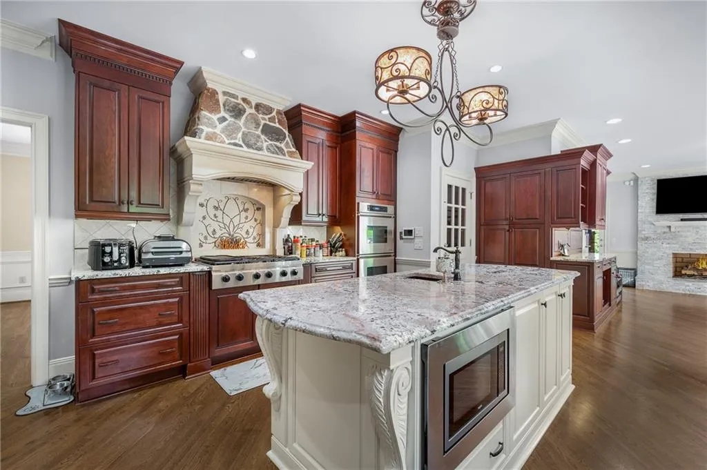 2800 Harwick Drive, Sandy Springs, Georgia 30350, 5 Bedrooms Bedrooms, ,4 BathroomsBathrooms,Residential,Sold,2800 Harwick Drive,7092370