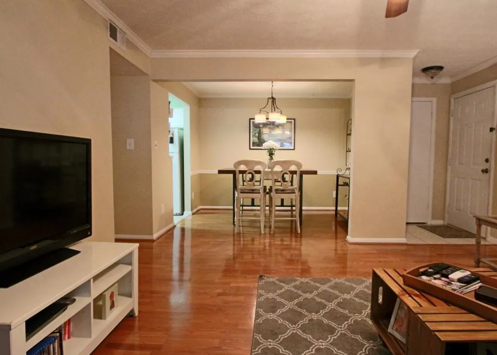 5145 Roswell Road Unit 7, Sandy Springs, Georgia 30342, 2 Bedrooms Bedrooms, ,1 BathroomBathrooms,Residential,Sold,5145 Roswell Road Unit 7,5851780