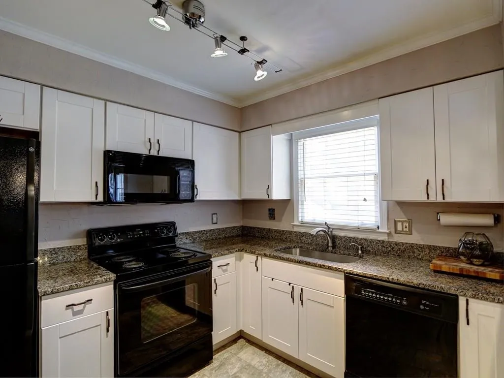 6520 Roswell Road Unit 70, Sandy Springs, Georgia 30328, 2 Bedrooms Bedrooms, ,1 BathroomBathrooms,Residential,Sold,6520 Roswell Road Unit 70,5907614