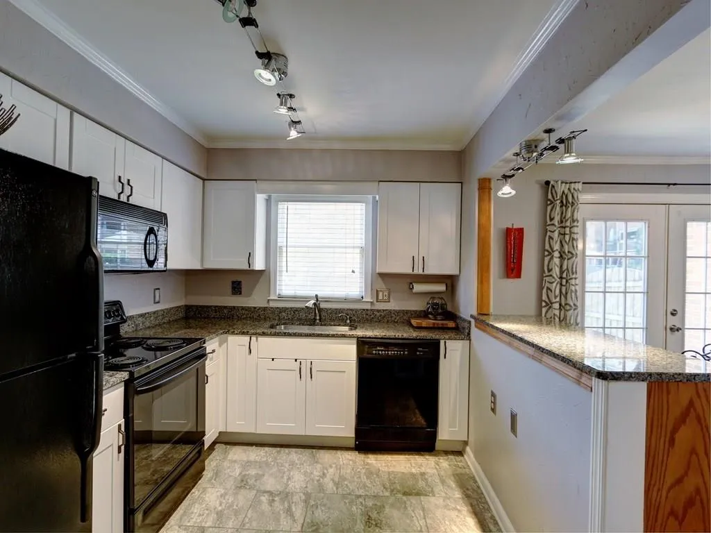 6520 Roswell Road Unit 70, Sandy Springs, Georgia 30328, 2 Bedrooms Bedrooms, ,1 BathroomBathrooms,Residential,Sold,6520 Roswell Road Unit 70,5907614