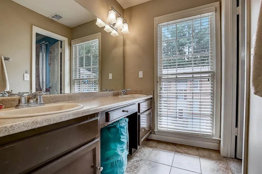 701 Brandywine Circle, Sandy Springs, Georgia 30350, 3 Bedrooms Bedrooms, ,2 BathroomsBathrooms,Residential,Sold,701 Brandywine Circle,6730186