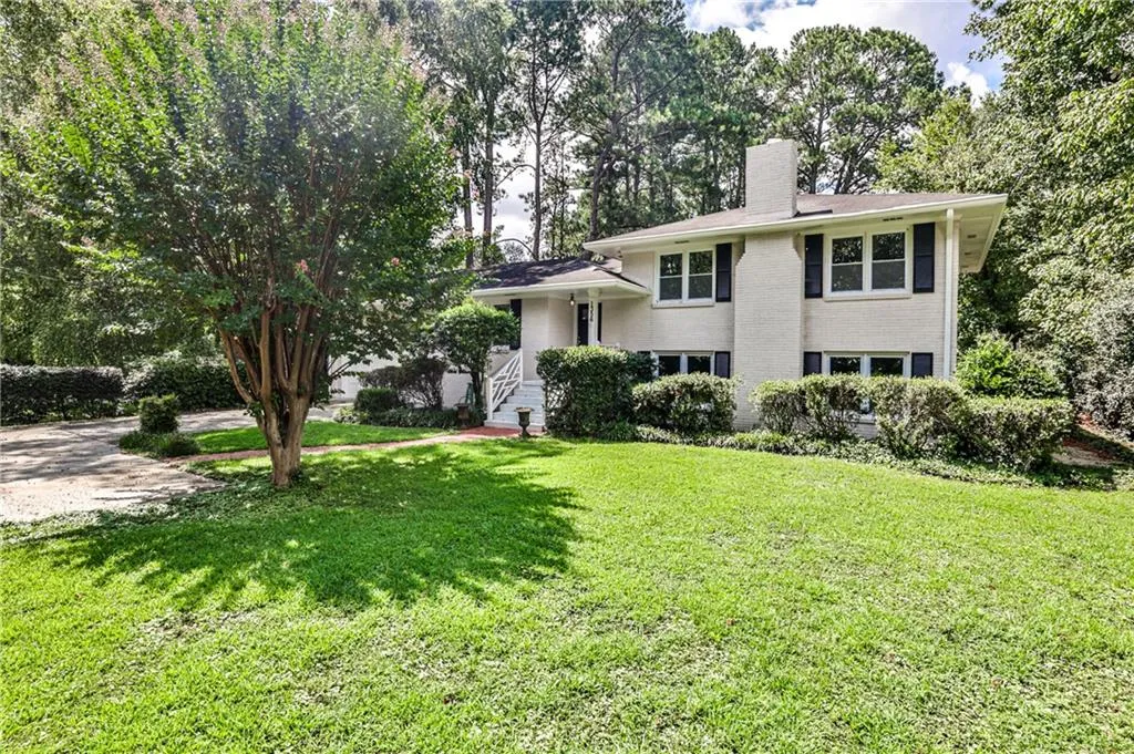 1356 Peachtree Battle Avenue Nw, Atlanta, Georgia 30327, 4 Bedrooms Bedrooms, ,3 BathroomsBathrooms,Residential,For Sale,1356 Peachtree Battle Avenue Nw,7665438