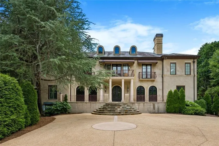 Renaissance-style architecture meets the privacy of a circular drive.