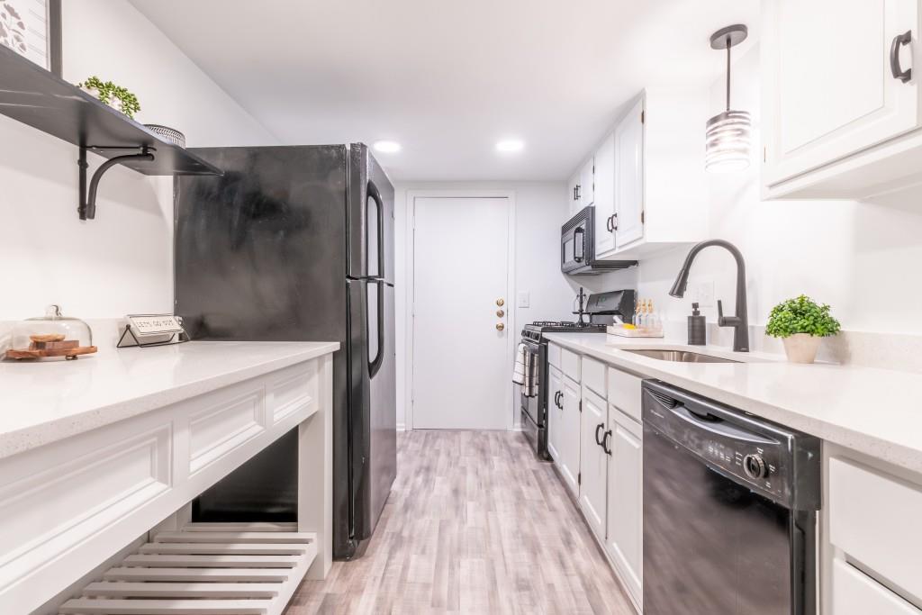 6851 Roswell Road Unit F-27, Sandy Springs, Georgia 30328, 2 Bedrooms Bedrooms, ,2 BathroomsBathrooms,Residential,Sold,6851 Roswell Road Unit F-27,7331604