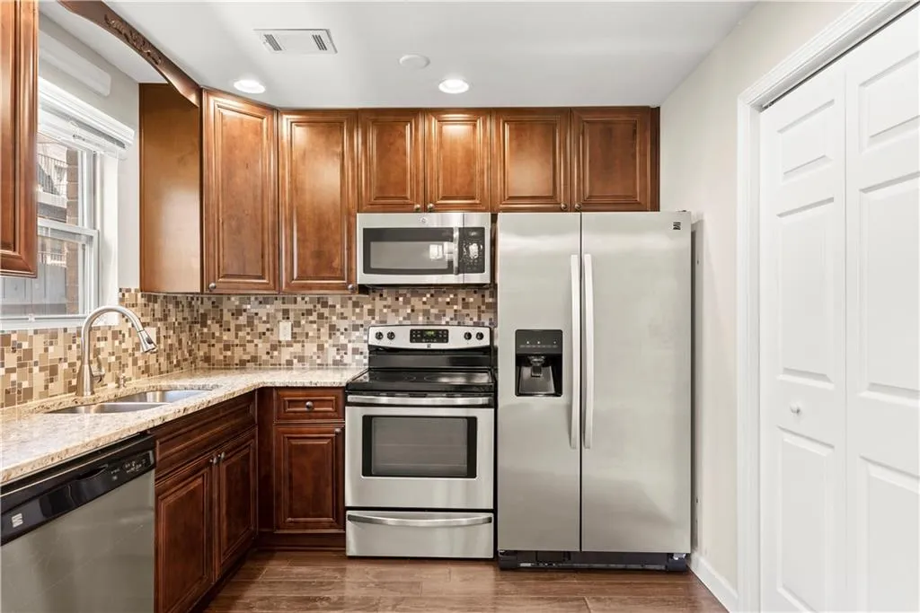 265 Winding River Drive Unit E, Sandy Springs, Georgia 30350, 2 Bedrooms Bedrooms, ,1 BathroomBathrooms,Residential,Sold,265 Winding River Drive Unit E,7117305