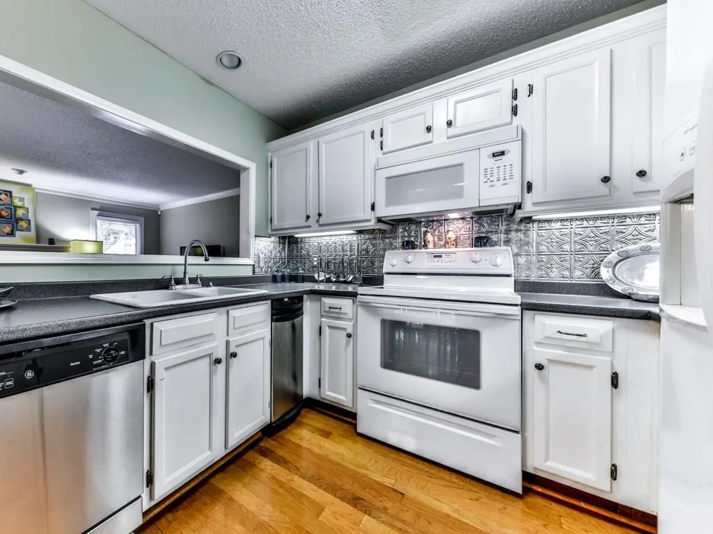 703 Hollyfax Circle, Atlanta, Georgia 30328, 1 Bedroom Bedrooms, ,1 BathroomBathrooms,Residential,Sold,703 Hollyfax Circle,5905862