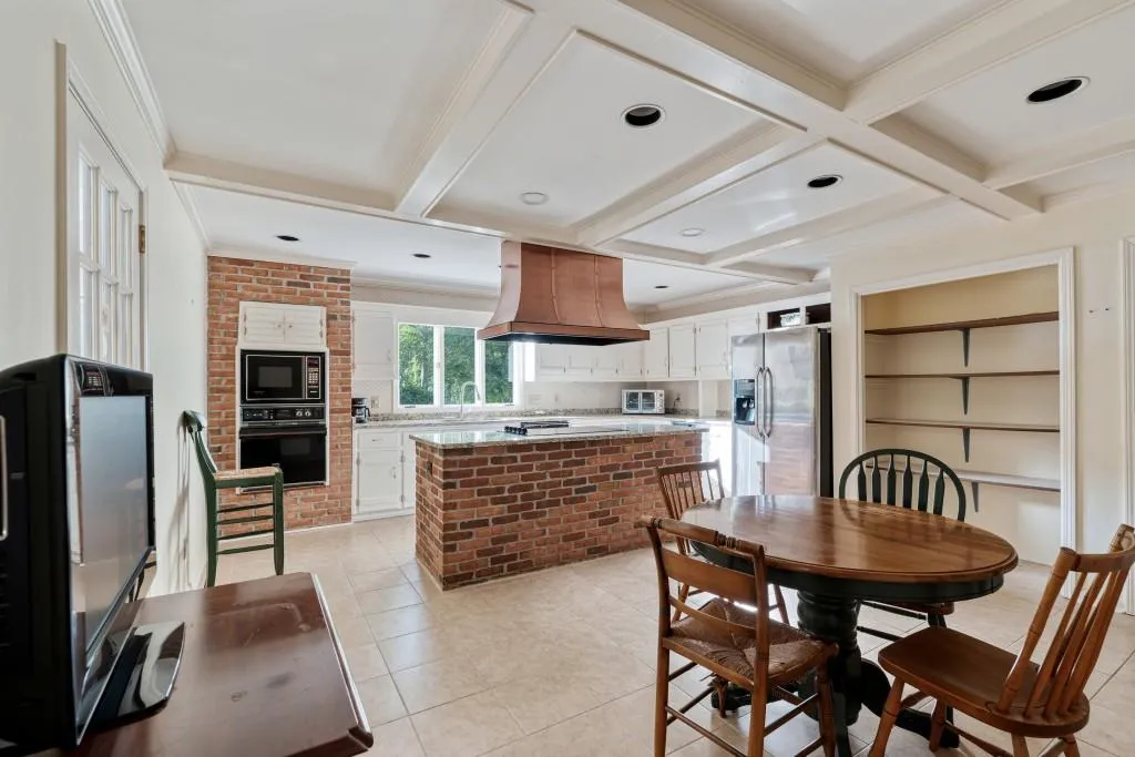 9850 Huntcliff Trace, Atlanta, Georgia 30350, 5 Bedrooms Bedrooms, ,4 BathroomsBathrooms,Residential,For Sale,9850 Huntcliff Trace,7619471