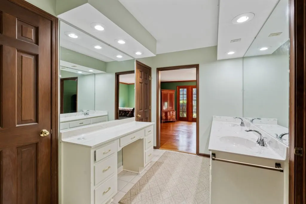 9850 Huntcliff Trace, Atlanta, Georgia 30350, 5 Bedrooms Bedrooms, ,4 BathroomsBathrooms,Residential,For Sale,9850 Huntcliff Trace,7619471