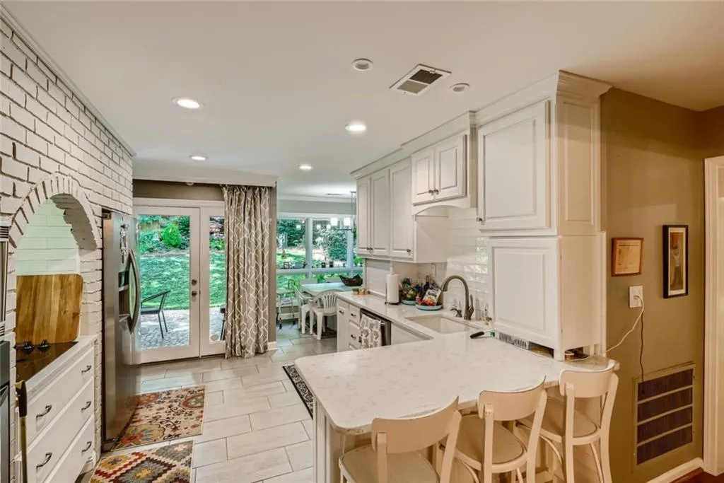 7090 Glenridge Drive, Atlanta, Georgia 30328, 4 Bedrooms Bedrooms, ,3 BathroomsBathrooms,Residential,Sold,7090 Glenridge Drive,7061091