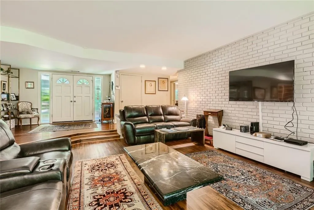 7090 Glenridge Drive, Atlanta, Georgia 30328, 4 Bedrooms Bedrooms, ,3 BathroomsBathrooms,Residential,Sold,7090 Glenridge Drive,7061091