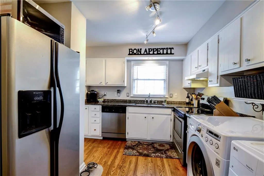 6700 Roswell Road Unit 16f, Sandy Springs, Georgia 30328, 2 Bedrooms Bedrooms, ,1 BathroomBathrooms,Residential,Sold,6700 Roswell Road Unit 16f,5683683