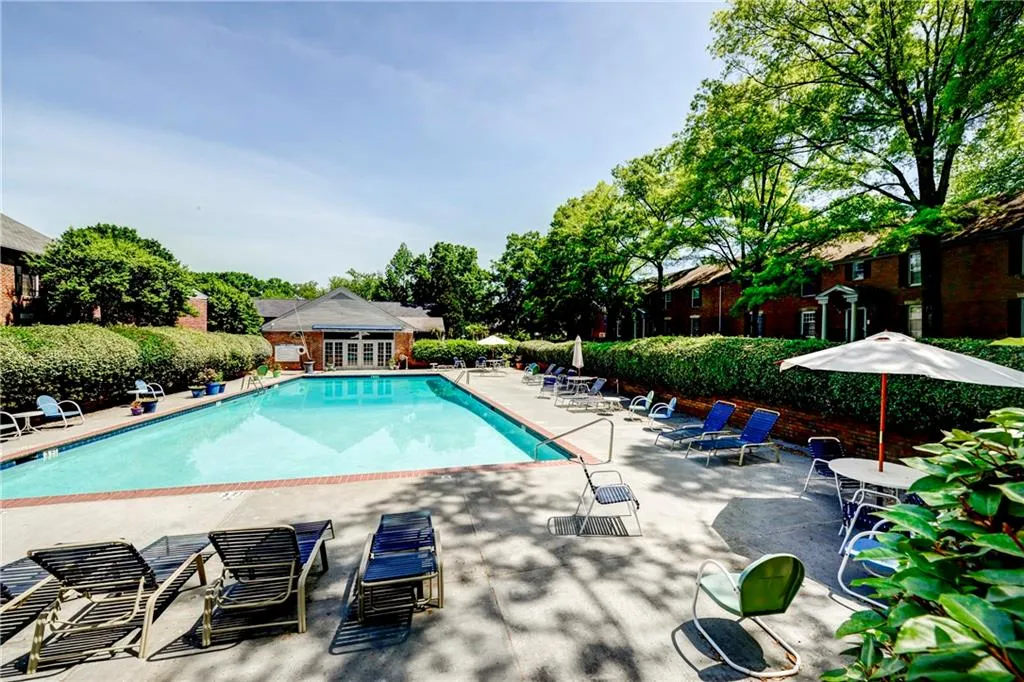6700 Roswell Road Unit 16f, Sandy Springs, Georgia 30328, 2 Bedrooms Bedrooms, ,1 BathroomBathrooms,Residential,Sold,6700 Roswell Road Unit 16f,5683683