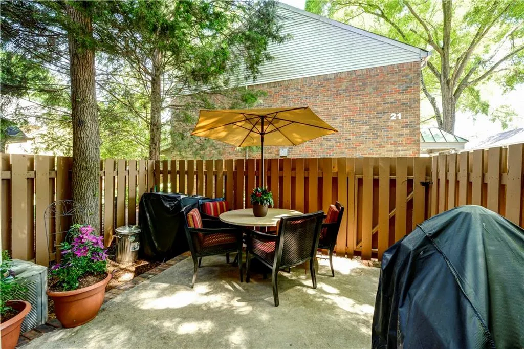 6700 Roswell Road Unit 16f, Sandy Springs, Georgia 30328, 2 Bedrooms Bedrooms, ,1 BathroomBathrooms,Residential,Sold,6700 Roswell Road Unit 16f,5683683