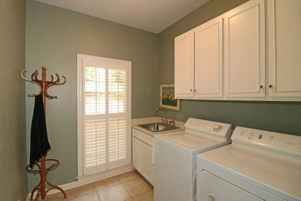 30 Cameron Glen Drive, Sandy Springs, Georgia 30328, 5 Bedrooms Bedrooms, ,4 BathroomsBathrooms,Residential,Sold,30 Cameron Glen Drive,6555212