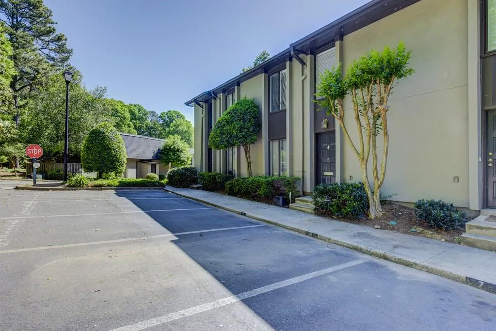 5 Ivy Trail Ne, Atlanta, Georgia 30342, 3 Bedrooms Bedrooms, ,3 BathroomsBathrooms,Residential,Sold,5 Ivy Trail Ne,6013431