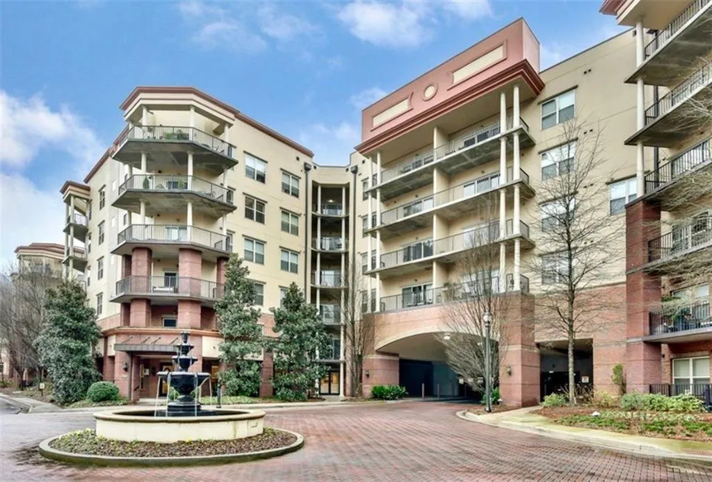 View of apartment building / complex