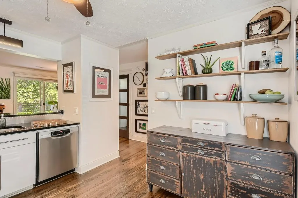 2208 Queen Anne Court, Sandy Springs, Georgia 30350, 3 Bedrooms Bedrooms, ,2 BathroomsBathrooms,Residential,Sold,2208 Queen Anne Court,6969131