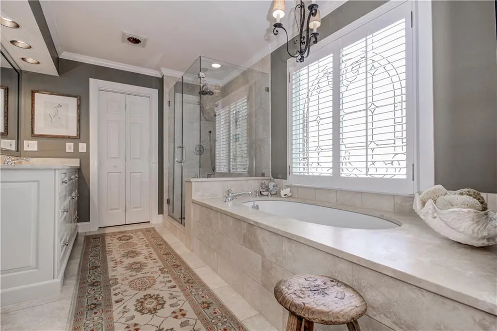 425 Glenridge Close Court, Sandy Springs, Georgia 30328, 4 Bedrooms Bedrooms, ,2 BathroomsBathrooms,Residential,Sold,425 Glenridge Close Court,5922558