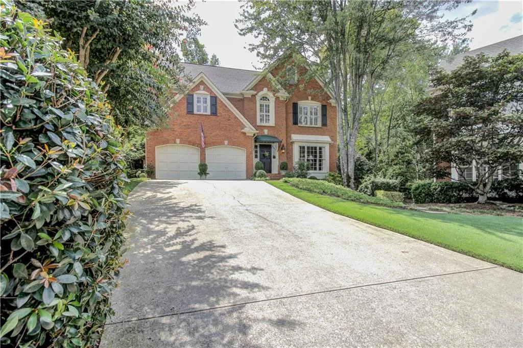 425 Glenridge Close Court, Sandy Springs, Georgia 30328, 4 Bedrooms Bedrooms, ,2 BathroomsBathrooms,Residential,Sold,425 Glenridge Close Court,5922558
