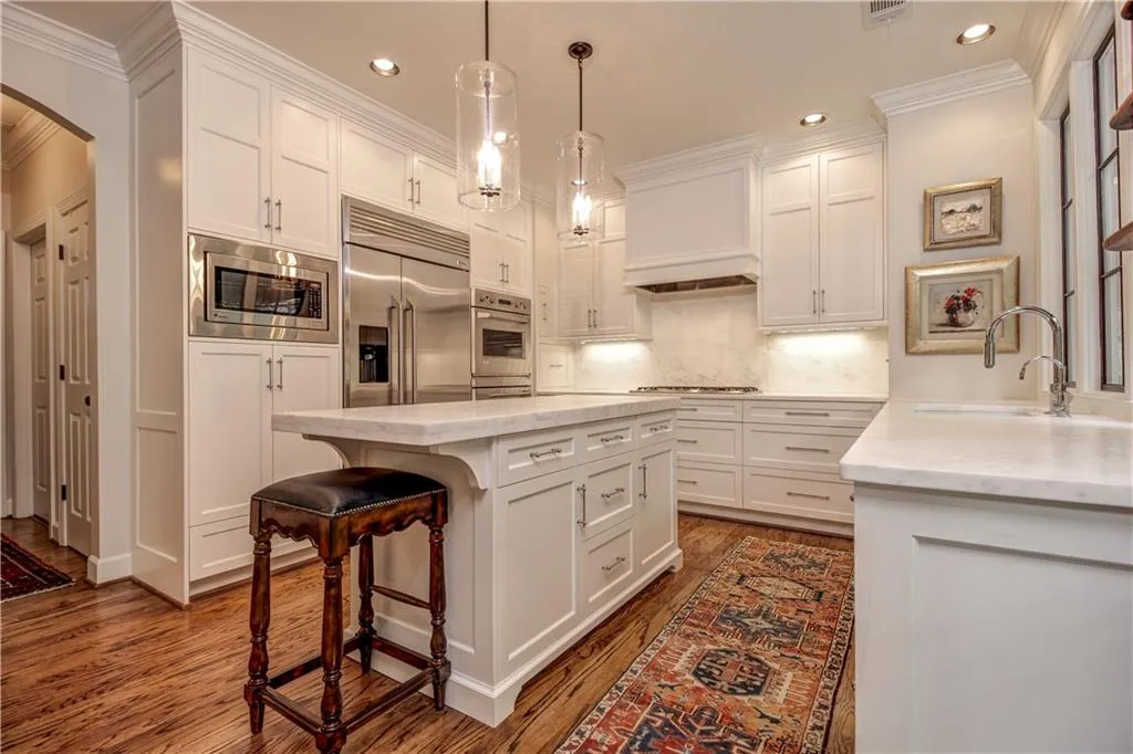 425 Glenridge Close Court, Sandy Springs, Georgia 30328, 4 Bedrooms Bedrooms, ,2 BathroomsBathrooms,Residential,Sold,425 Glenridge Close Court,5922558