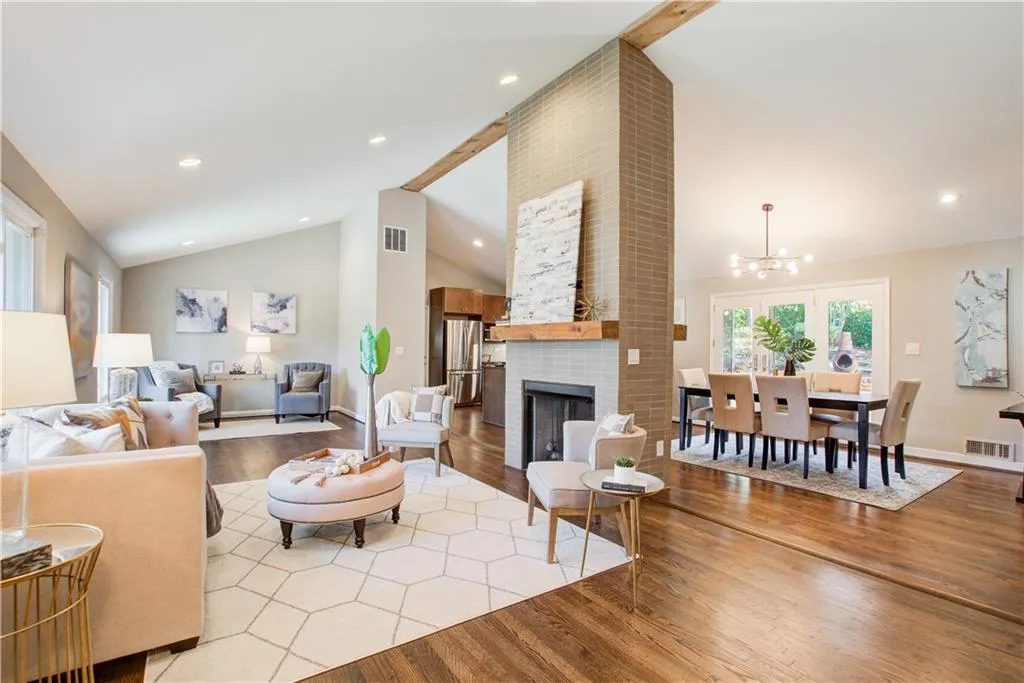 5195 Timber Trail South S, Atlanta, Georgia 30342, 3 Bedrooms Bedrooms, ,3 BathroomsBathrooms,Residential,Sold,5195 Timber Trail South S,7196307