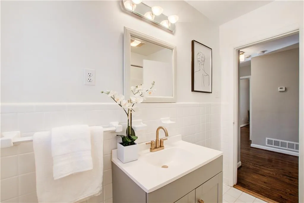 5195 Timber Trail South S, Atlanta, Georgia 30342, 3 Bedrooms Bedrooms, ,3 BathroomsBathrooms,Residential,Sold,5195 Timber Trail South S,7196307