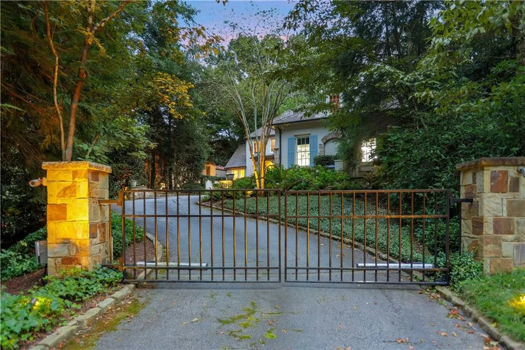 2522 Habersham Road Nw, Atlanta, Georgia 30305, 5 Bedrooms Bedrooms, ,4 BathroomsBathrooms,Residential,For Sale,2522 Habersham Road Nw,7513762