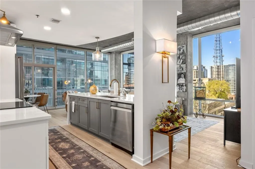 923 Peachtree St Unit 939-3.jpg