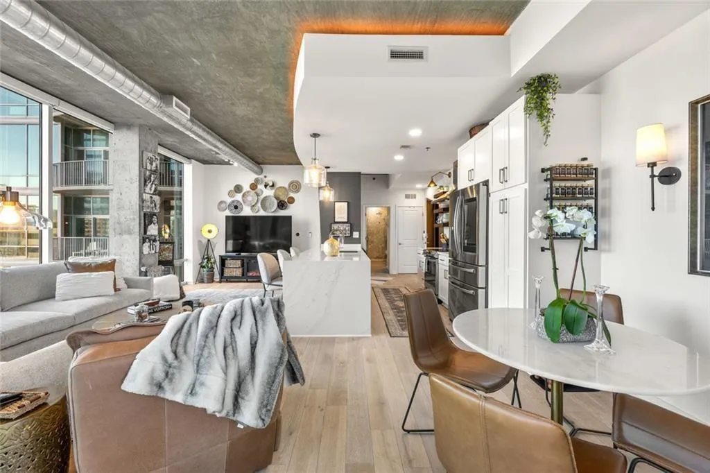 923 Peachtree St Unit 939-21.jpg