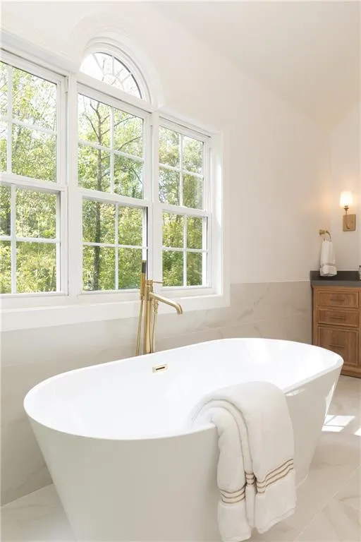 Pedestal bathtub with freestanding tub filler