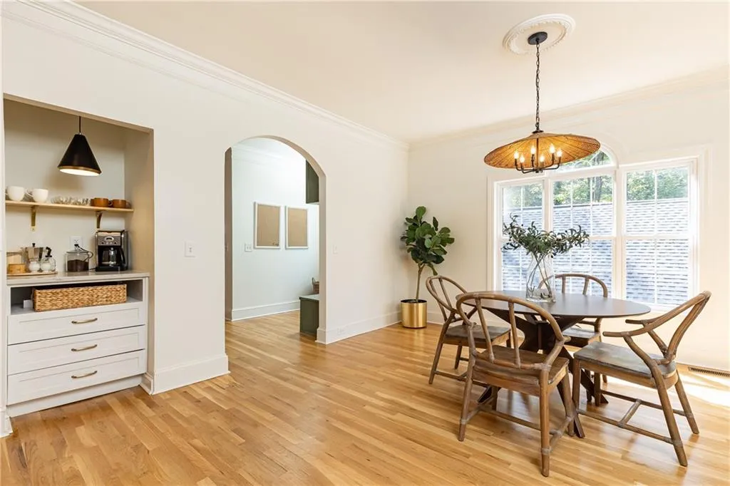 Arched entry way details in kitchen leaning to mudroom