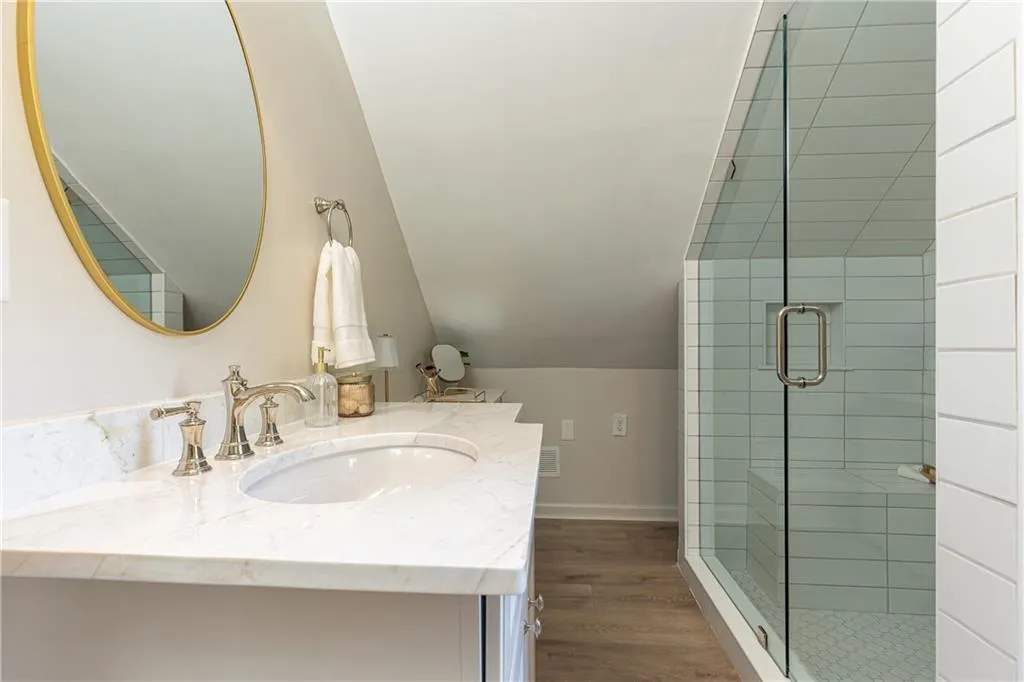 Full shower with bench and make-up vanity