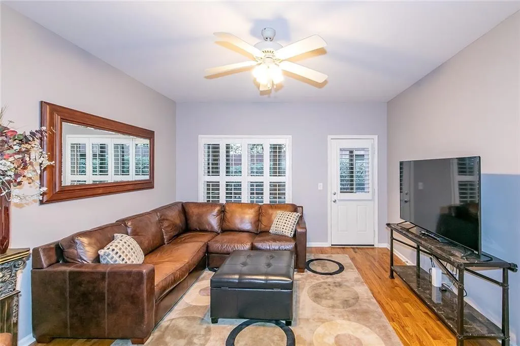 105 Glentown Way, Sandy Springs, Georgia 30328, 3 Bedrooms Bedrooms, ,3 BathroomsBathrooms,Residential,Sold,105 Glentown Way,6987267