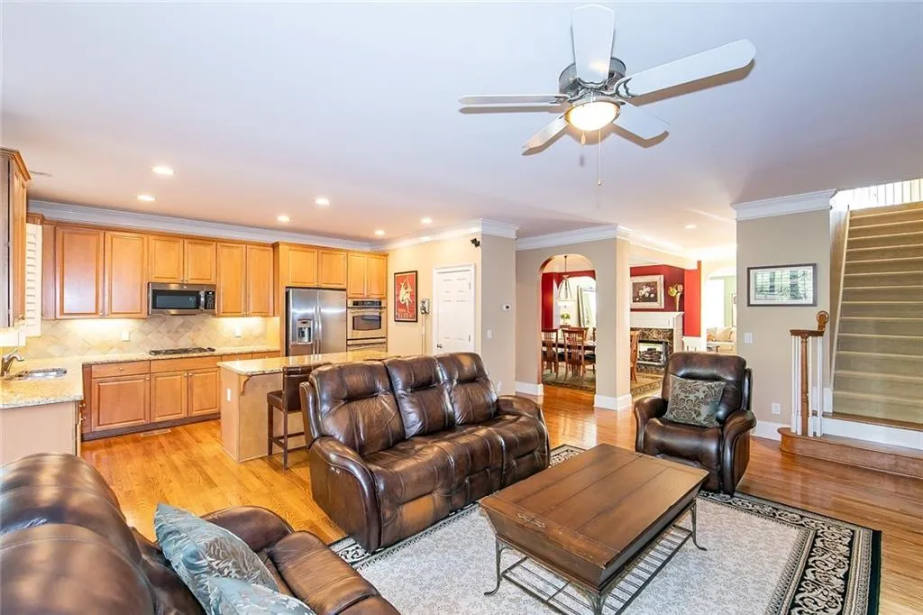 105 Glentown Way, Sandy Springs, Georgia 30328, 3 Bedrooms Bedrooms, ,3 BathroomsBathrooms,Residential,Sold,105 Glentown Way,6987267