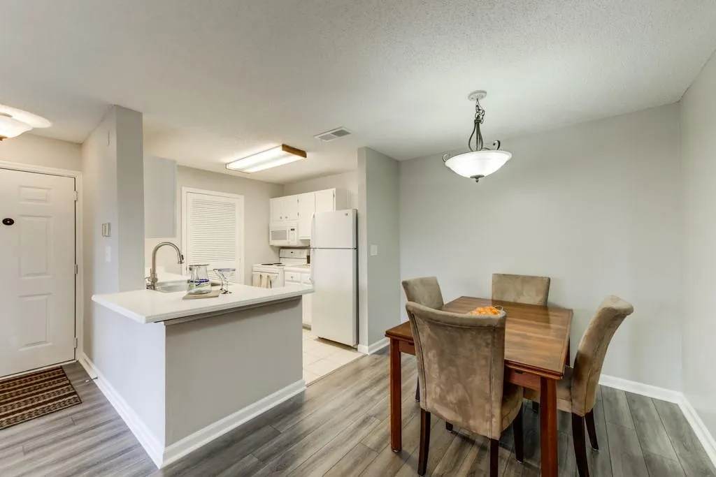 539 Granville Court, Sandy Springs, Georgia 30328, 1 Bedroom Bedrooms, ,1 BathroomBathrooms,Residential,Sold,539 Granville Court,6506817