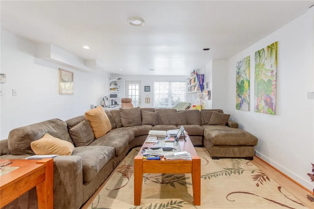 32 Brandon Ridge Drive, Sandy Springs, Georgia 30328, 4 Bedrooms Bedrooms, ,2 BathroomsBathrooms,Residential,Sold,32 Brandon Ridge Drive,6973596