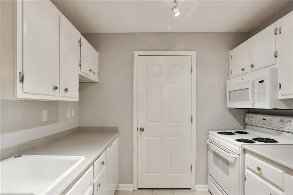 518 Granville Court, Sandy Springs, Georgia 30328, 1 Bedroom Bedrooms, ,1 BathroomBathrooms,Residential,Sold,518 Granville Court,6111072