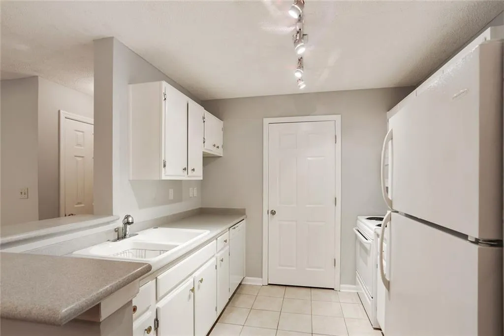 518 Granville Court, Sandy Springs, Georgia 30328, 1 Bedroom Bedrooms, ,1 BathroomBathrooms,Residential,Sold,518 Granville Court,6111072