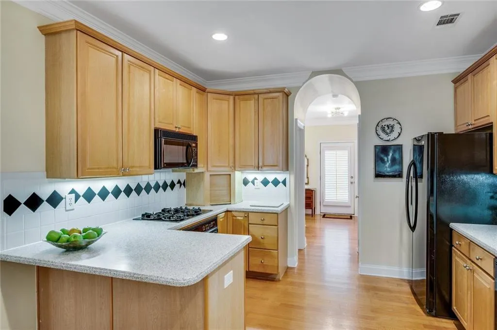 2570 Oglethorpe Circle Ne Unit 3, Atlanta, Georgia 30319, 4 Bedrooms Bedrooms, ,2 BathroomsBathrooms,Residential,For Sale,2570 Oglethorpe Circle Ne Unit 3,7637287