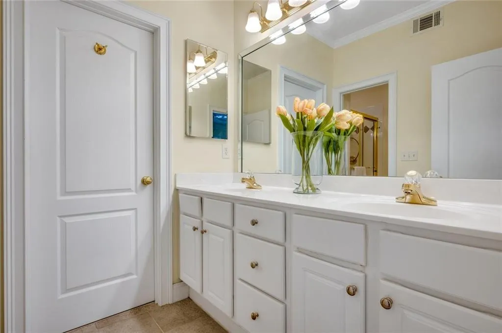 2570 Oglethorpe Circle Ne Unit 3, Atlanta, Georgia 30319, 4 Bedrooms Bedrooms, ,2 BathroomsBathrooms,Residential,For Sale,2570 Oglethorpe Circle Ne Unit 3,7637287