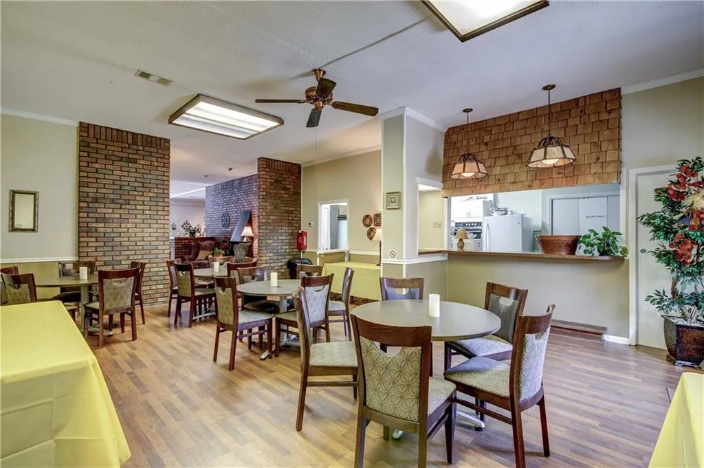6700 Roswell Road Unit 6c, Sandy Springs, Georgia 30328, 3 Bedrooms Bedrooms, ,2 BathroomsBathrooms,Residential,Sold,6700 Roswell Road Unit 6c,5766925