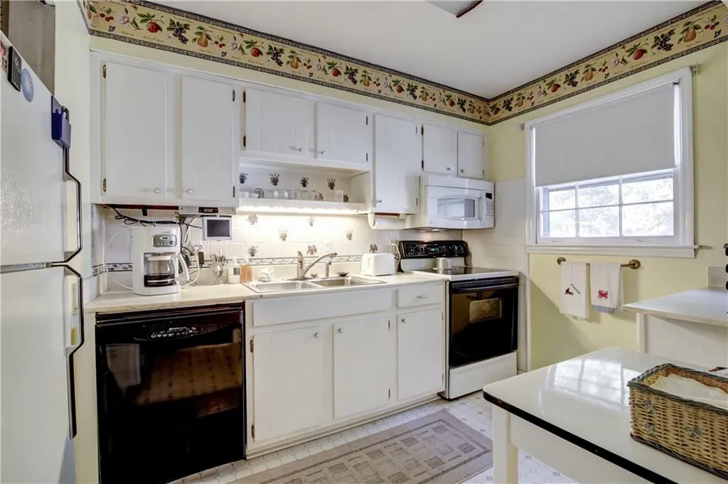 6700 Roswell Road Unit 6c, Sandy Springs, Georgia 30328, 3 Bedrooms Bedrooms, ,2 BathroomsBathrooms,Residential,Sold,6700 Roswell Road Unit 6c,5766925