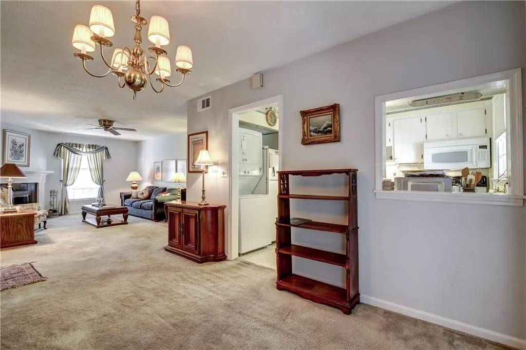6700 Roswell Road Unit 6c, Sandy Springs, Georgia 30328, 3 Bedrooms Bedrooms, ,2 BathroomsBathrooms,Residential,Sold,6700 Roswell Road Unit 6c,5766925