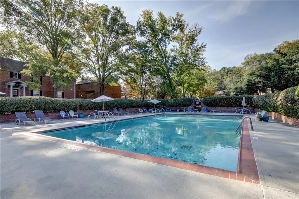 6700 Roswell Road Unit 6c, Sandy Springs, Georgia 30328, 3 Bedrooms Bedrooms, ,2 BathroomsBathrooms,Residential,Sold,6700 Roswell Road Unit 6c,5766925