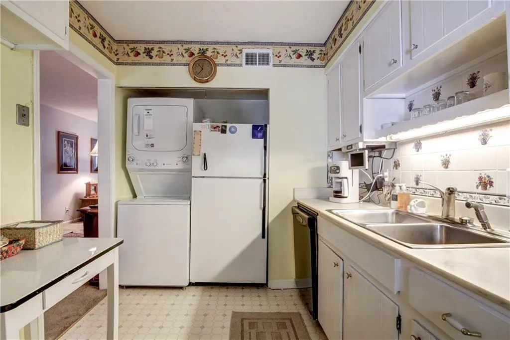 6700 Roswell Road Unit 6c, Sandy Springs, Georgia 30328, 3 Bedrooms Bedrooms, ,2 BathroomsBathrooms,Residential,Sold,6700 Roswell Road Unit 6c,5766925
