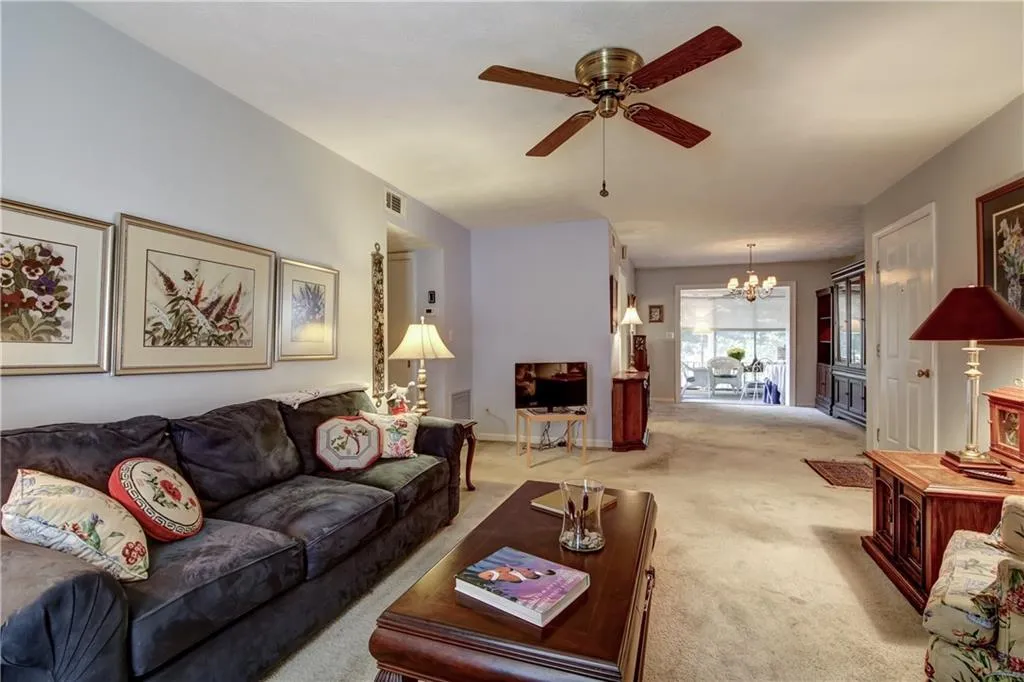 6700 Roswell Road Unit 6c, Sandy Springs, Georgia 30328, 3 Bedrooms Bedrooms, ,2 BathroomsBathrooms,Residential,Sold,6700 Roswell Road Unit 6c,5766925