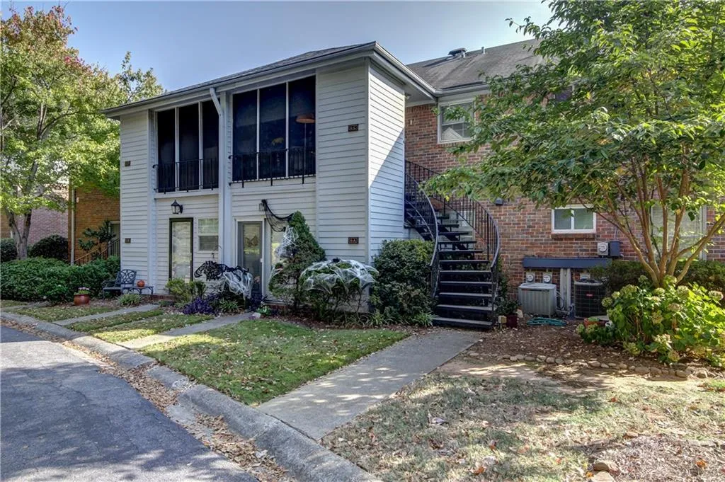 6700 Roswell Road Unit 6c, Sandy Springs, Georgia 30328, 3 Bedrooms Bedrooms, ,2 BathroomsBathrooms,Residential,Sold,6700 Roswell Road Unit 6c,5766925