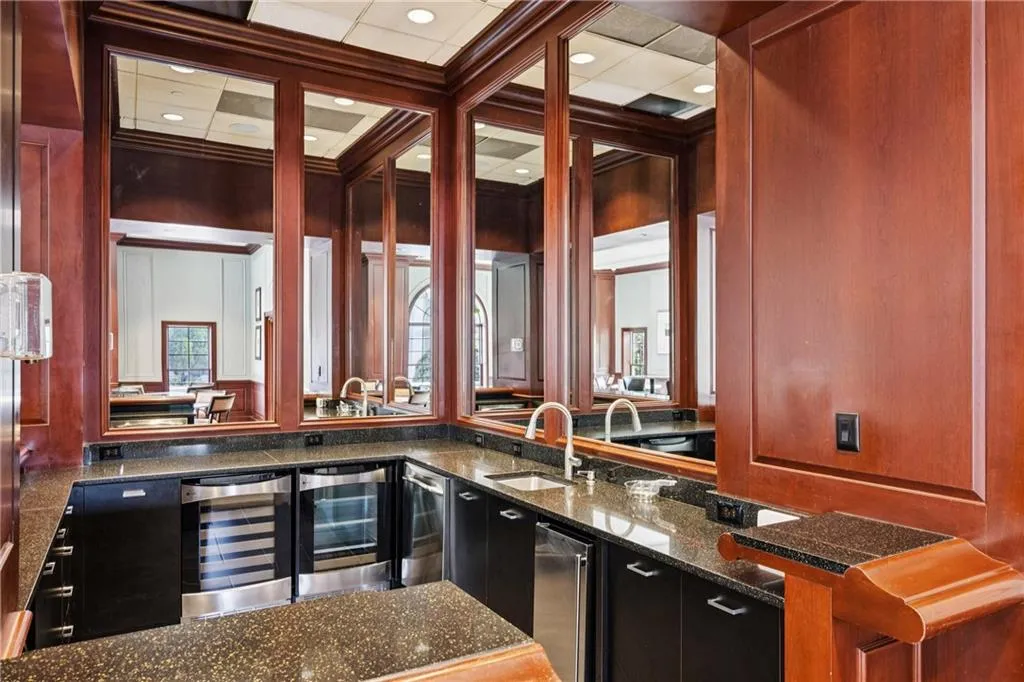 195 14th Street Ne Unit 703, Atlanta, Georgia 30309, 1 Bedroom Bedrooms, ,1 BathroomBathrooms,Residential,For Sale,195 14th Street Ne Unit 703,7646639